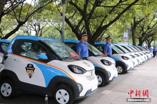 资料图:柳州市城管部门启用50辆新能源汽车作为执法车。林馨 摄 资料图:柳州市城管部门启用50辆新能源汽车作为执法车。林馨 摄