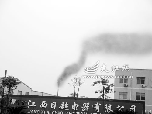 员工称工业园上空没有几天是空气清新的
