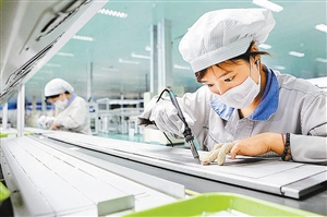 一家能源公司的工人在生产出口欧洲的太阳能光伏产品。 新华社发