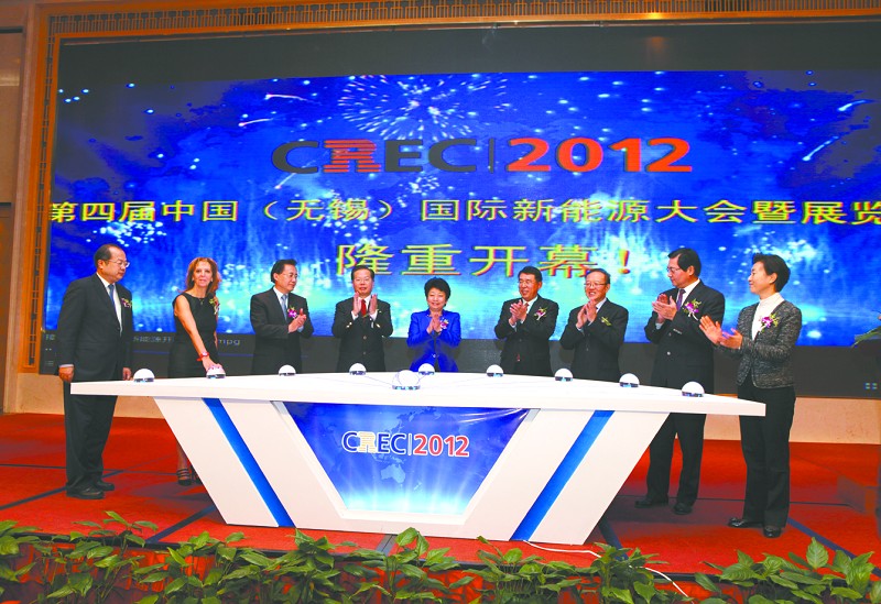 2011年以来,欧美接连挥舞“双反”大棒,国际市场环境日趋恶劣,中国光伏产业陷入发展以来的最大困境。面对内缺市场,外遭“双反”的两面夹击,中国光伏全行业都在戮力探寻出路所在。