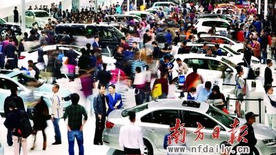 昨日,广州车展迎来周六休息日,场馆内人气爆棚。