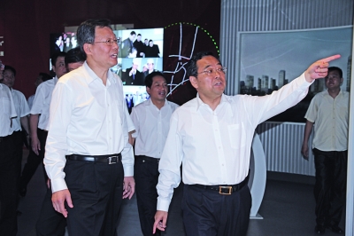 李学勇省长(左)在市委书记张雷陪同下视察园区。