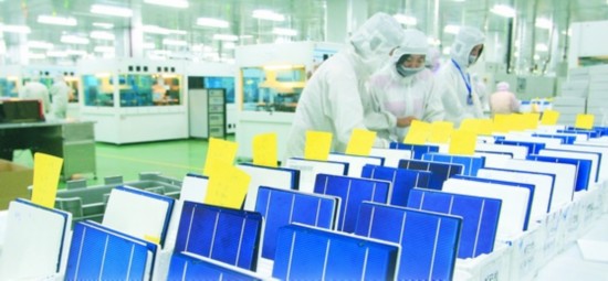 合肥高新区某太阳能有限公司,工人正在生产太阳能电池片。