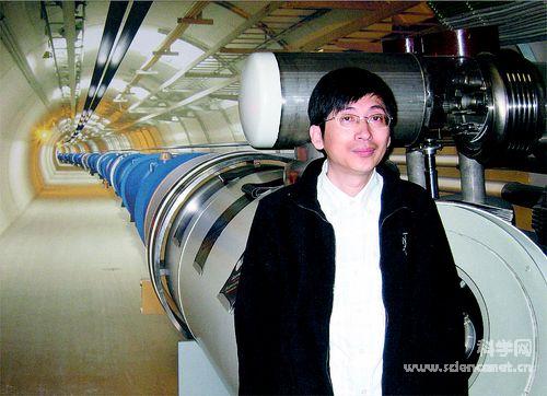 从2008年制备出世界首根铁基超导线带材,到目前将其载流性能提高到10T的强磁场下17000安培每平方厘米的国际最高纪录,中国科学院电工所马衍伟领导研究组始终在高性能铁基超导材料的研制中保持国际领先水平。