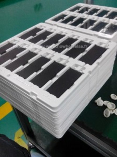 疑似iPhone 5S电池谍照（图片来自Nowhereelse）