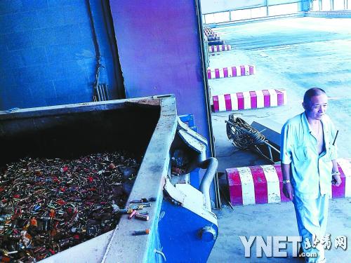 马家楼分拣转运站的废旧电池和塑料混杂堆积