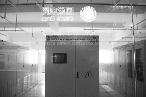 鉴于绝尘与安全需求,电站的储电器处于“隔绝”的状态下。本报记者 马志强摄