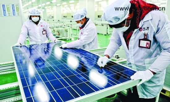 美国对华光伏产品实施“双反”并未动摇中国光伏组件在美国的有利地位,对美出口仍逐步攀升,部分美国企业却因技术落后、价格竞争力不强被市场淘汰
